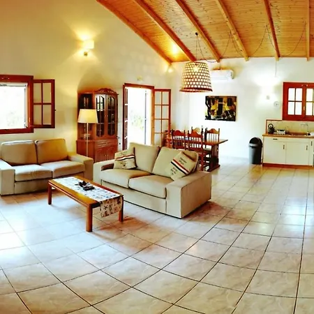 Bungalow Gialova בית נופש *